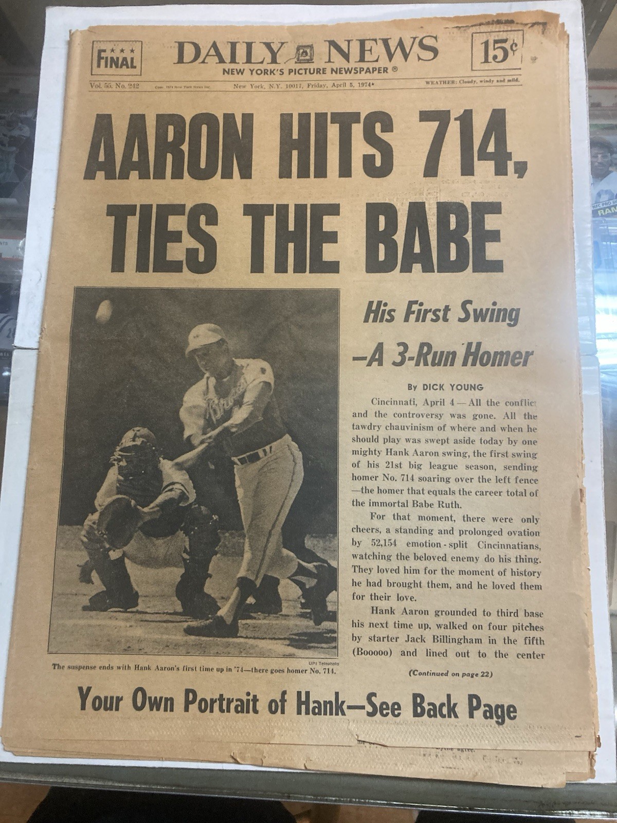 Complete April 5, 1974 daily news New York newspaper Aaron hit 714 ties the Babe