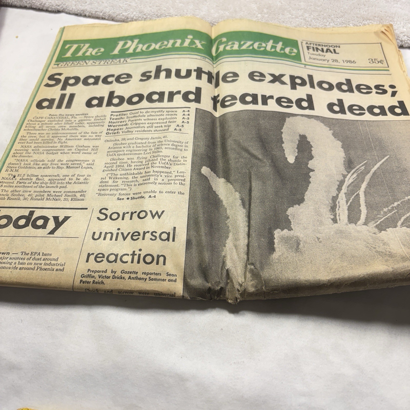 The Phoenix Gazette Afternoon Final Jan 28 1986 Shuttle Explodes The Challenger