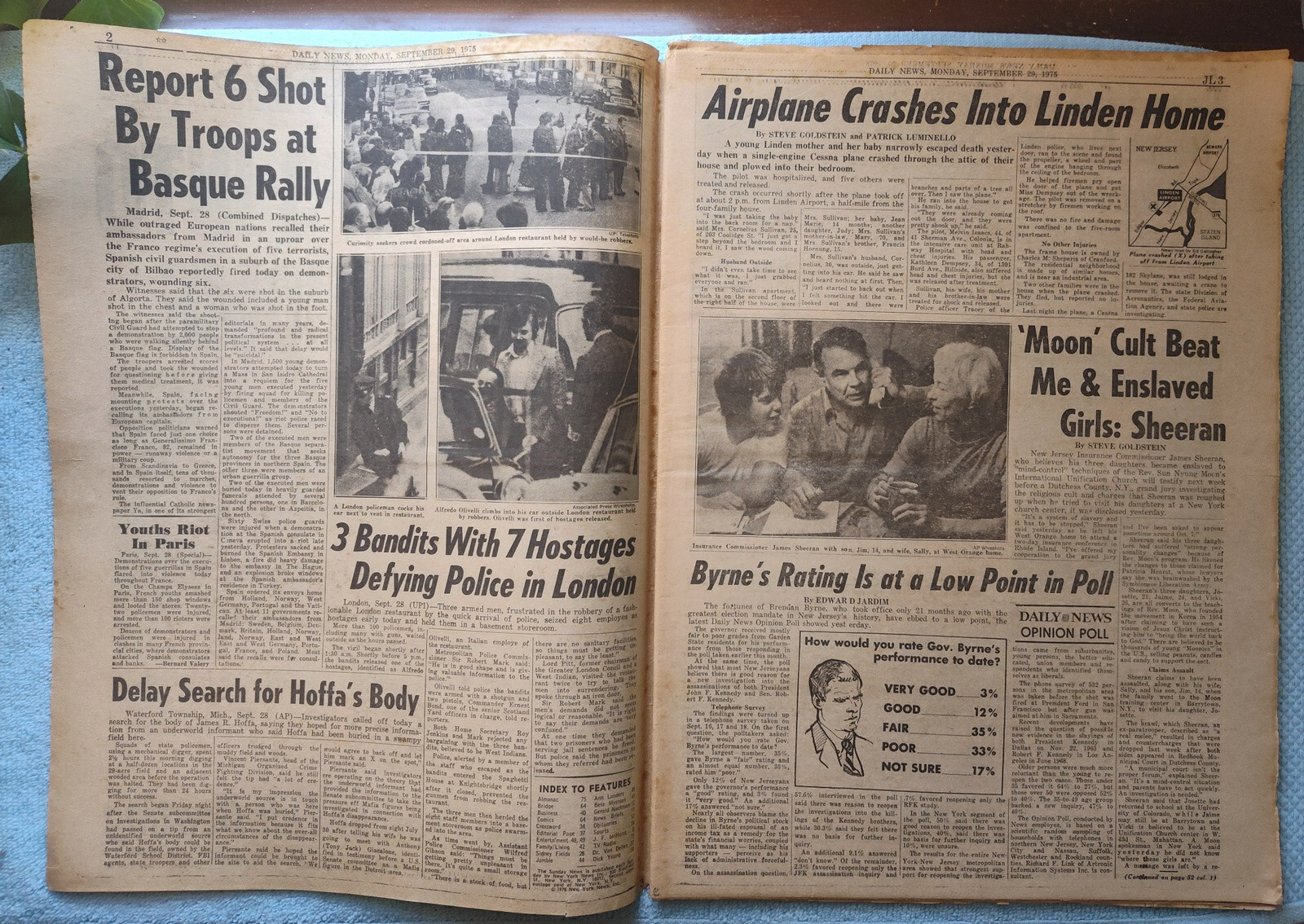 New York Daily News 29 Sept 1975 Plane Crashed in Linden Home Redskins Football+
