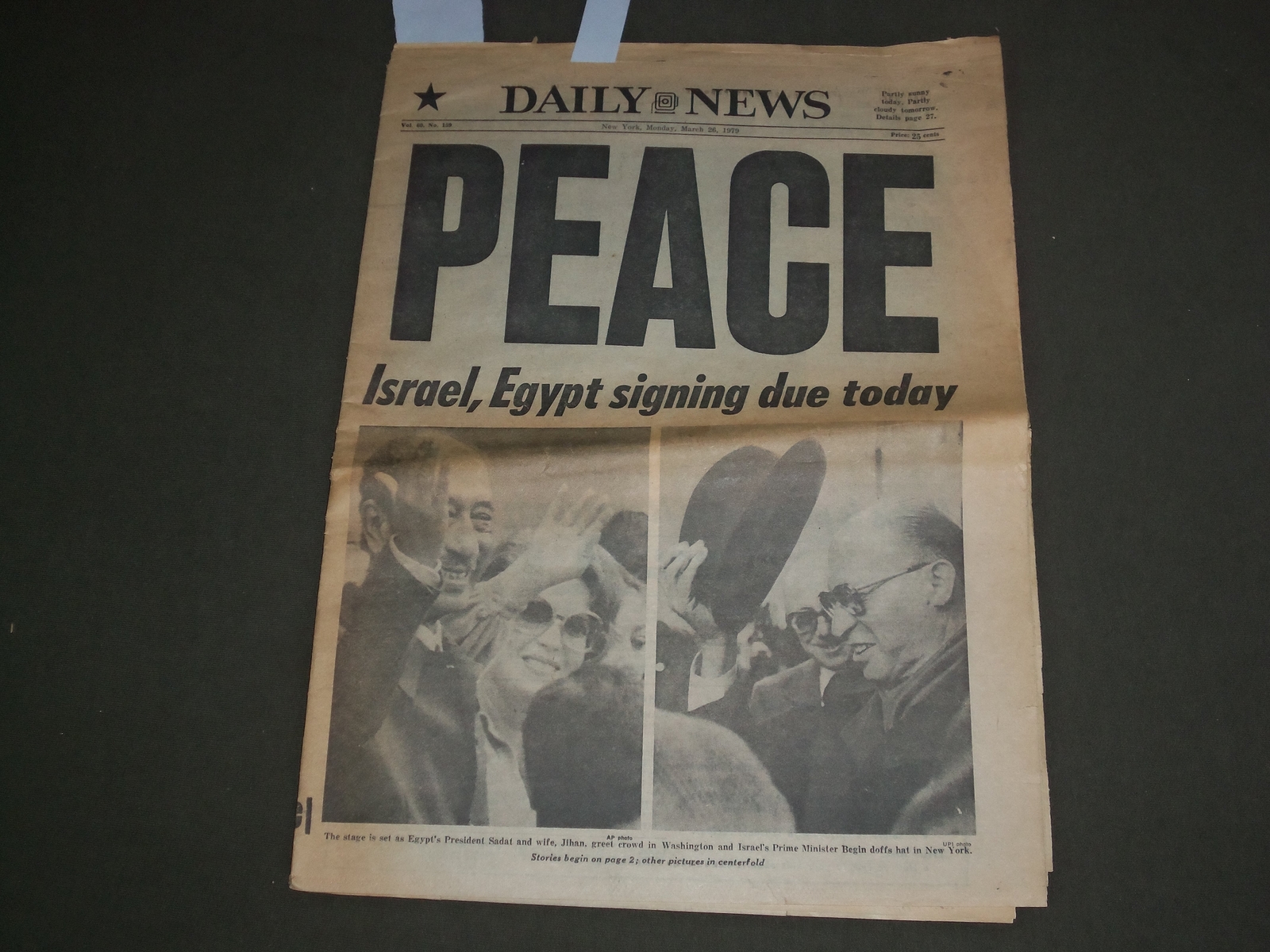 1979 MARCH 26 NEW YORK DAILY NEWS – ISRAEL & EGYPT SIGN PEACE TREATY – NP 3047