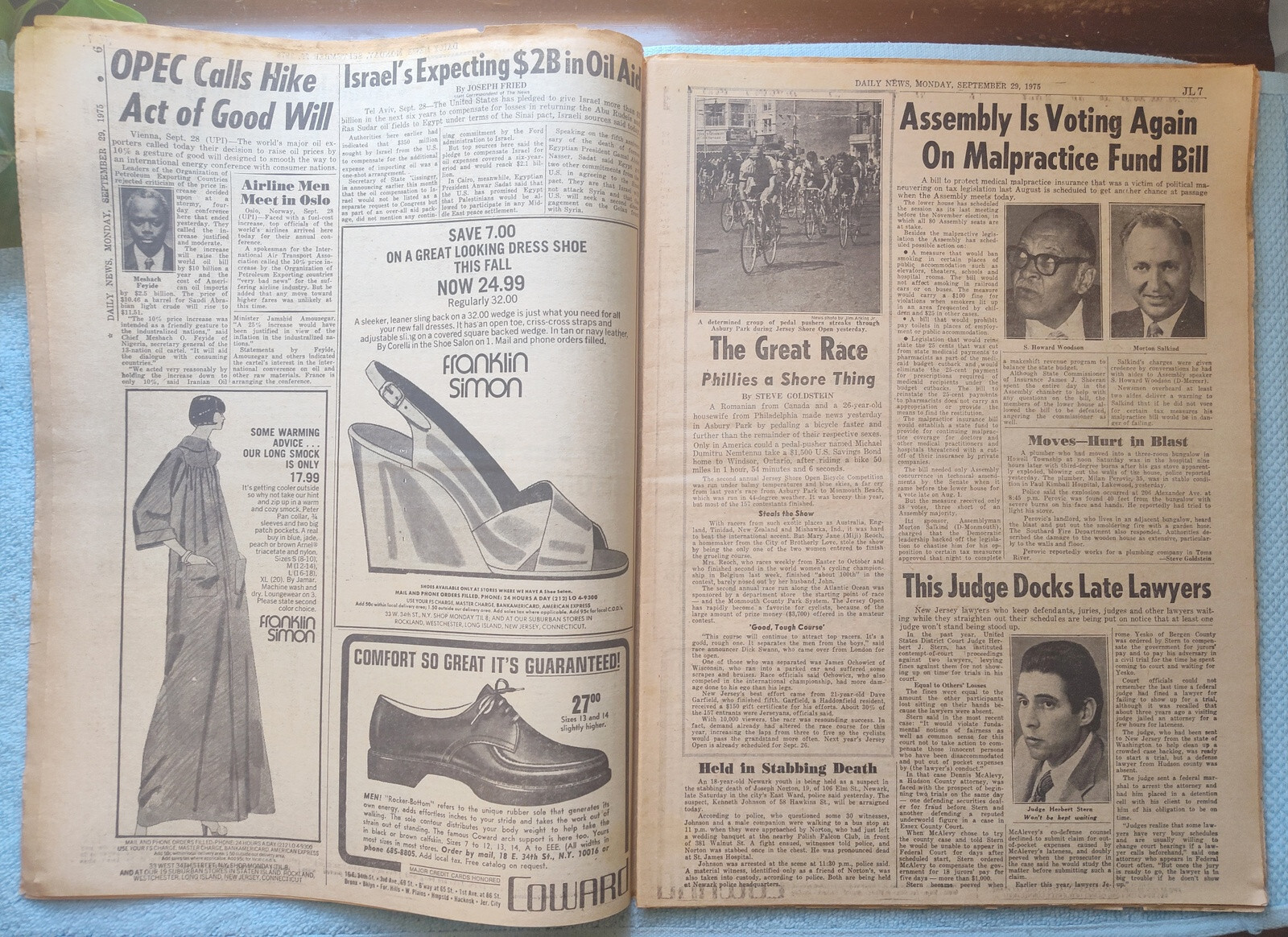 New York Daily News 29 Sept 1975 Plane Crashed in Linden Home Redskins Football+