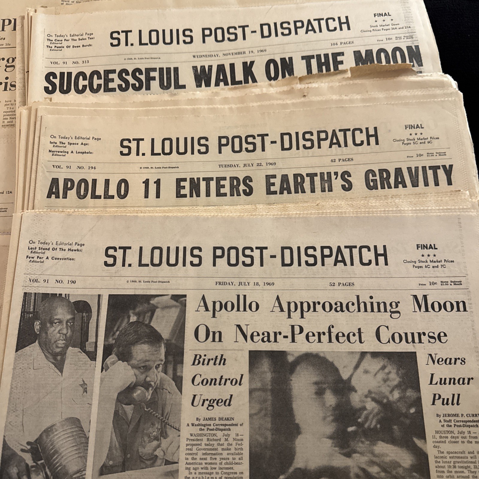 30+ NEWSPAPER 1969-1977 Apollo 11 HOWARD HUGHES Nixon Resigns VIETNAM Watergate