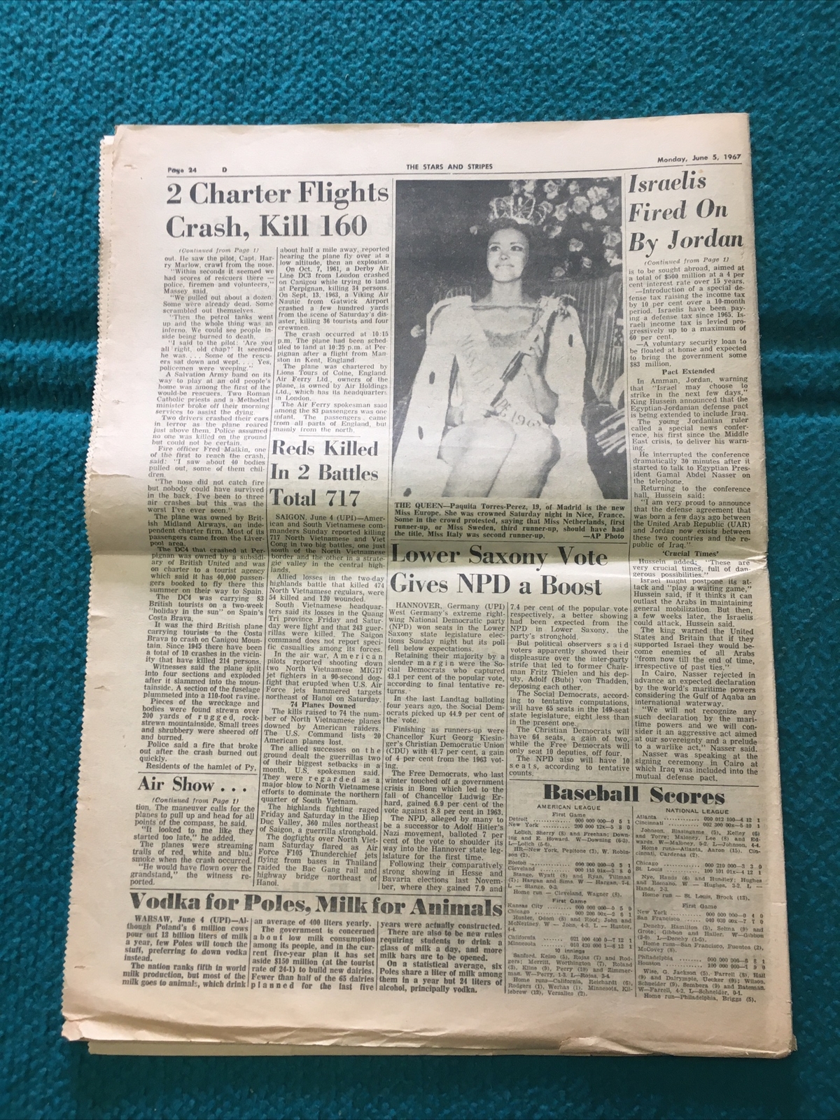 1967 Vietnam War : STARS & STRIPES NEWSPAPER @ England, Plane Crash – Twiggy￼