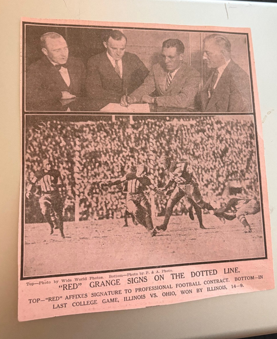 1925 Newspaper Clipping Red Grange Signs Pro Football Contract 11/22/25