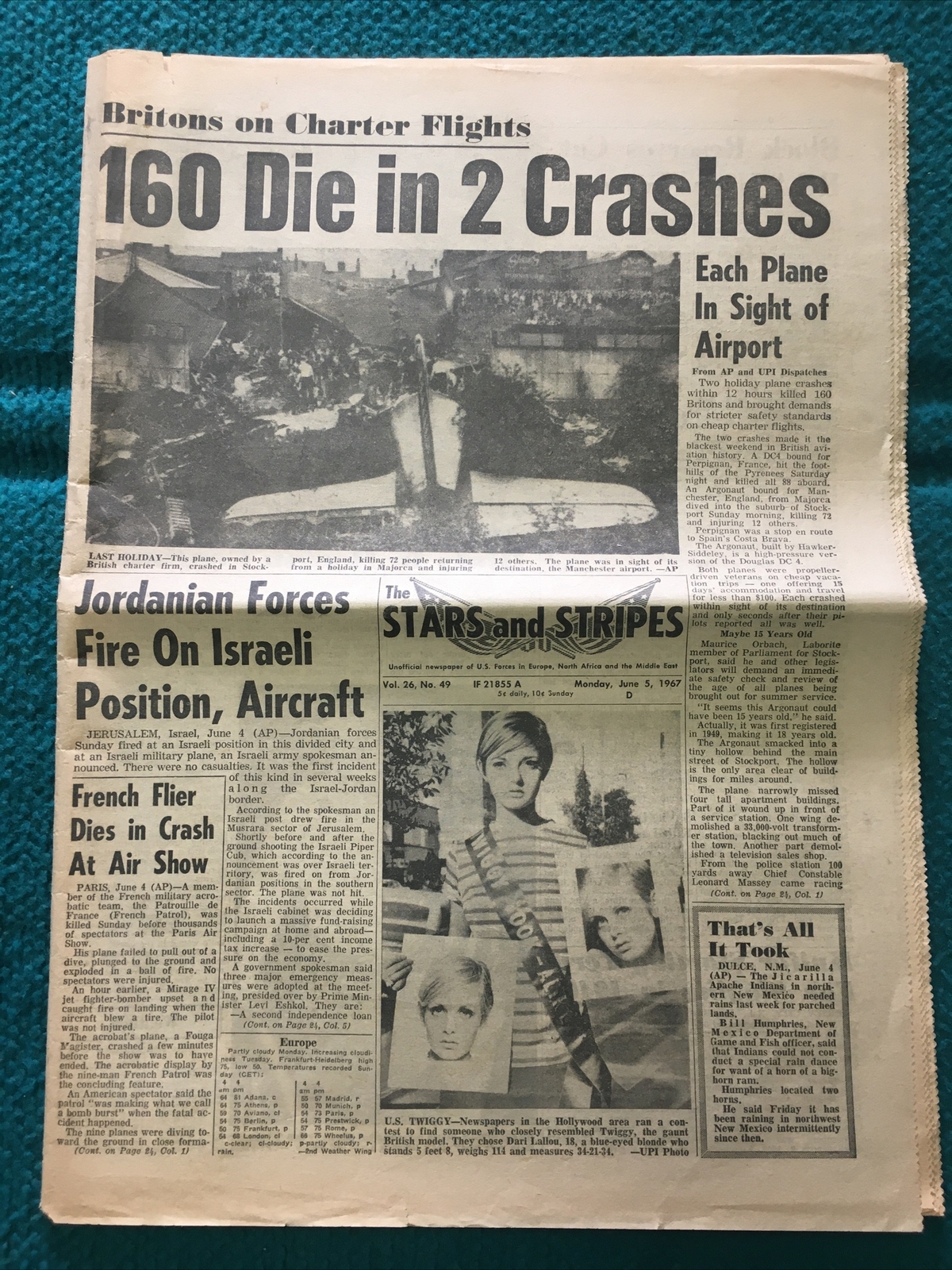 1967 Vietnam War : STARS & STRIPES NEWSPAPER @ England, Plane Crash – Twiggy￼