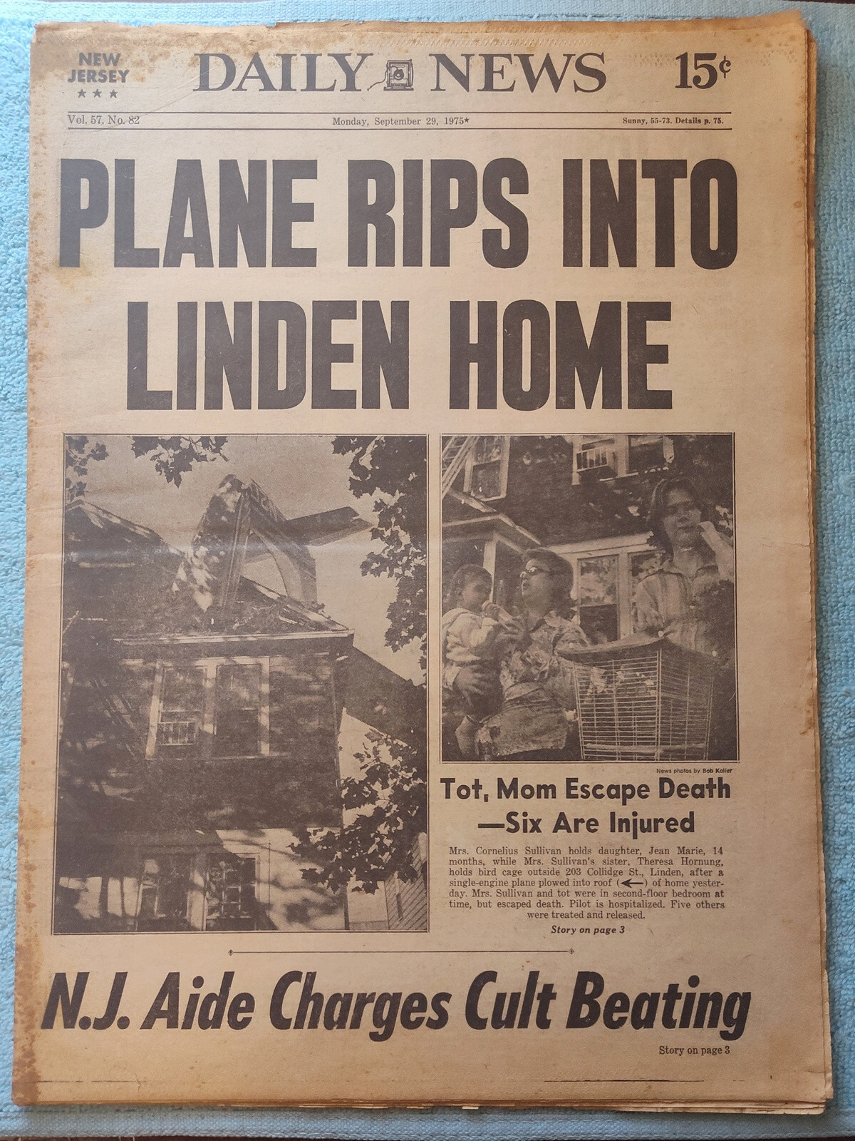 New York Daily News 29 Sept 1975 Plane Crashed in Linden Home Redskins Football+