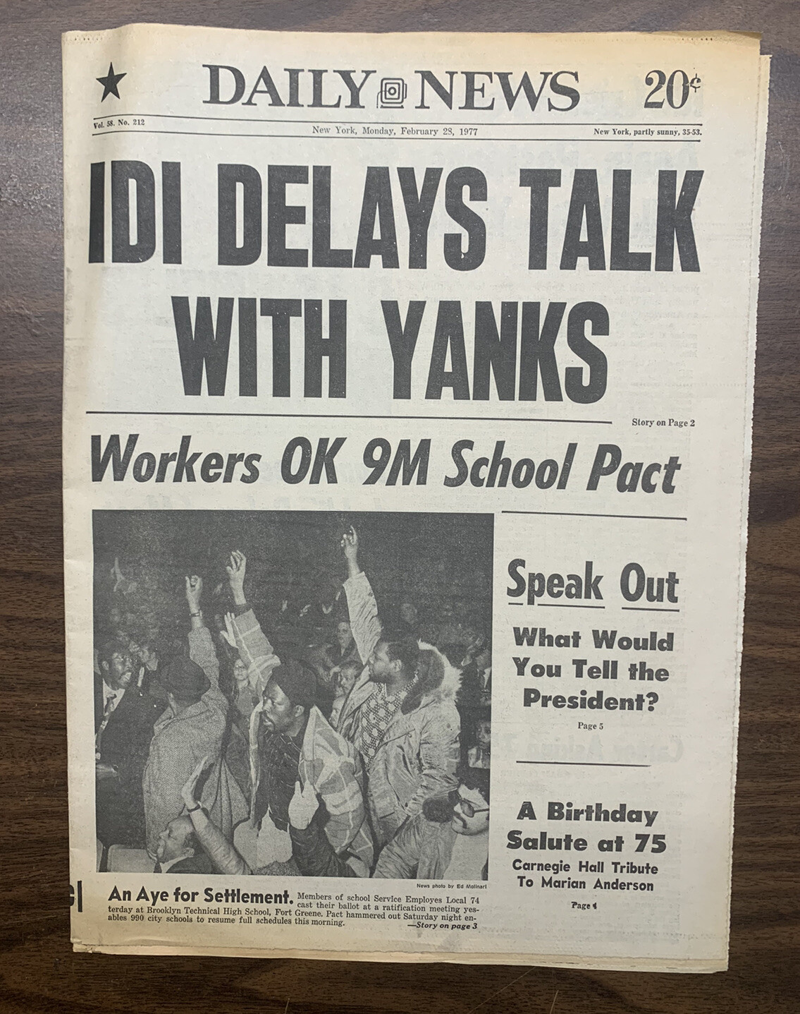 1977 Feb 28 Daily NEWS New York’s Newspaper IDI DELAYS TALK w/YANKEES (MH125)