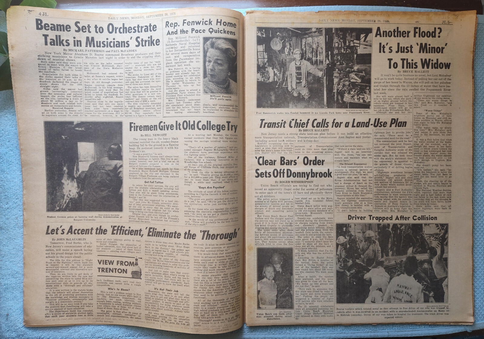 New York Daily News 29 Sept 1975 Plane Crashed in Linden Home Redskins Football+