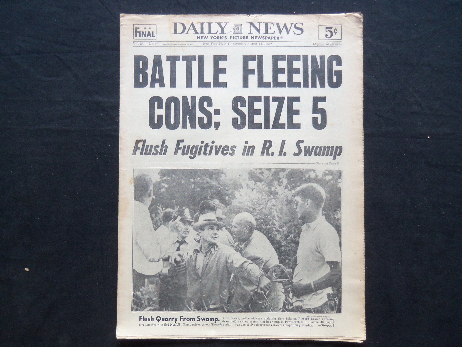 1954 AUGUST 14 NY DAILY NEWS NEWSPAPER – BATTLE FLEEING CONS; SEIZE 5 – NP 2516