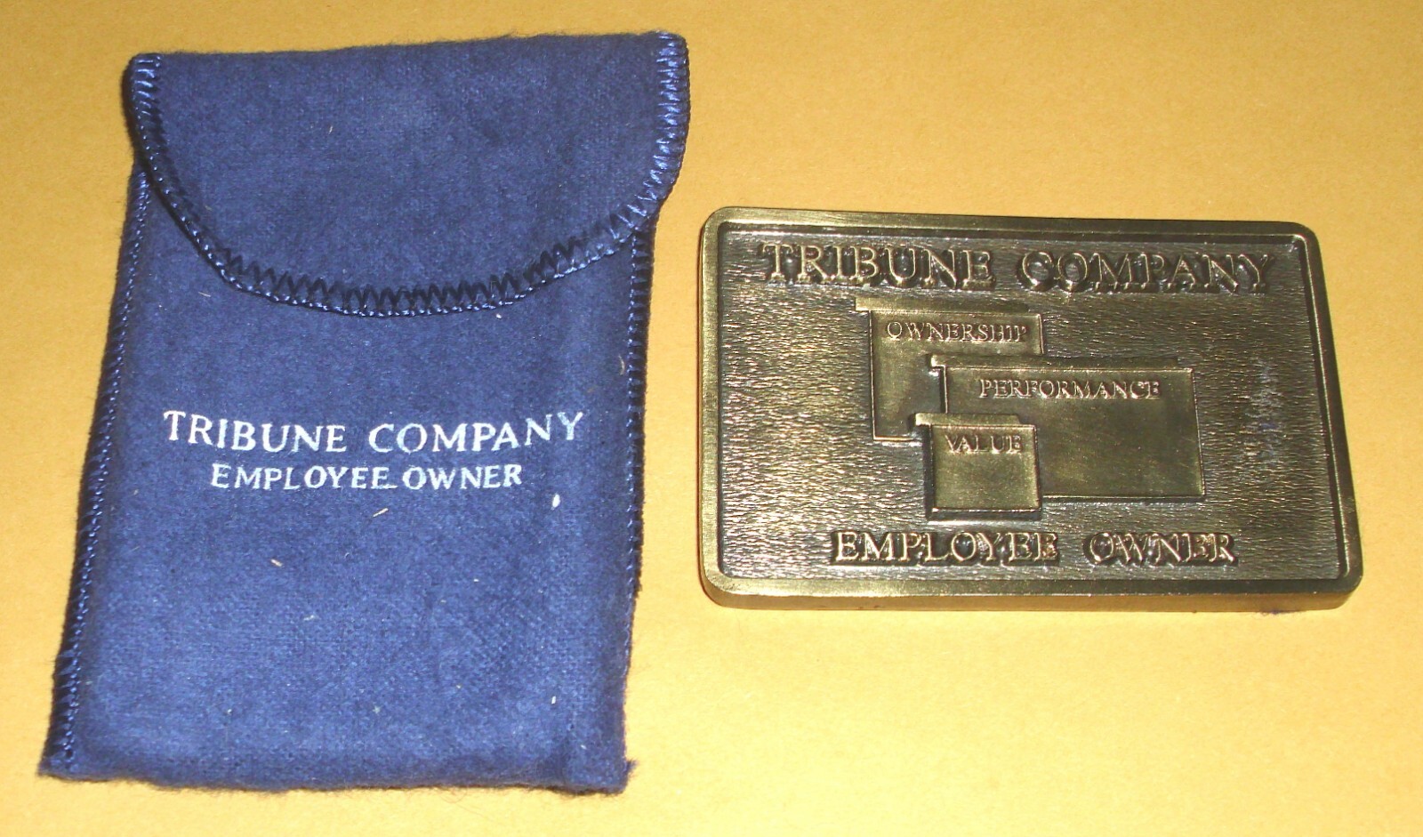 CHICAGO TRIBUNE EMPLOYEE OWNER SOLID BRONZE DESKTOP PAPERWEIGHT PLAQUE W/POUCH