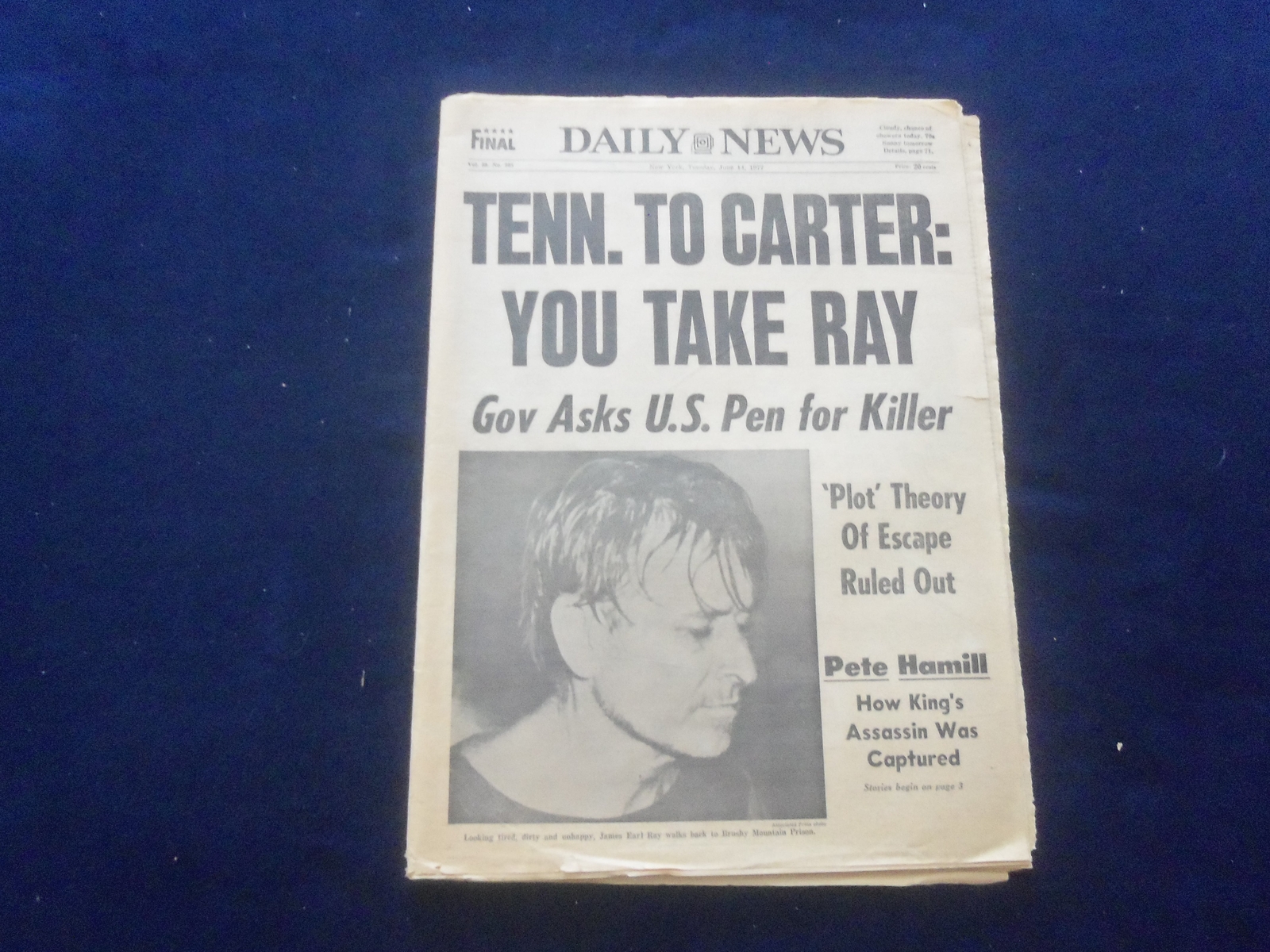 1977 JUNE 14 NEW YORK DAILY NEWS NEWSPAPER – JAMES EARL RAY-TOM SEAVER – NP 6044