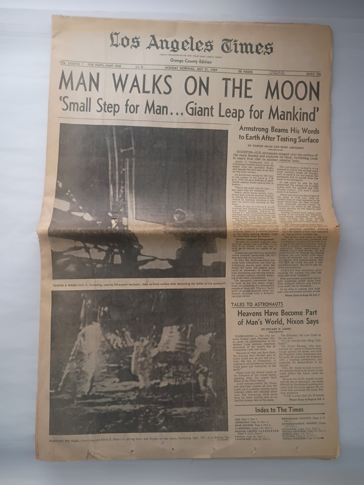 Los Angeles Times (MAN WALKS ON THE MOON ) Monday Morning, July 21 , 1969