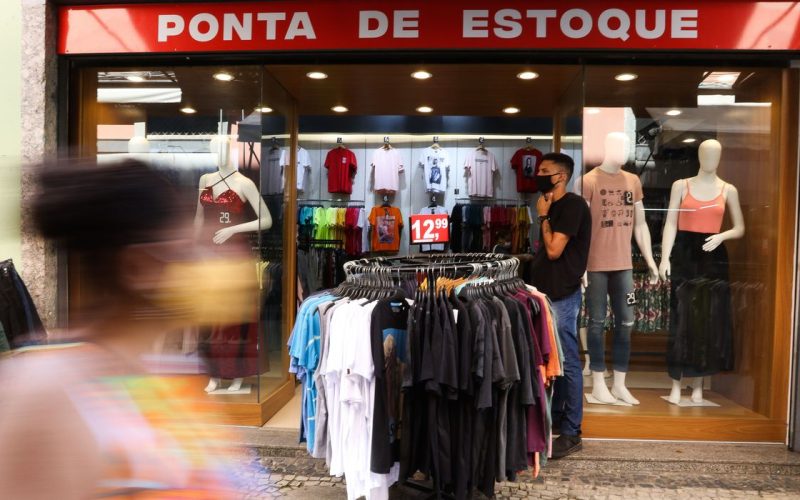 Comércio na SAARA (Sociedade de Amigos das Adjacências da Rua da Alfândega), centro da cidade.  Comércio não essencial está autorizado a reabrir a partir de hoje (9) na cidade do Rio de Janeiro depois de duas semanas fechados devido à pandemia de Covid-19.