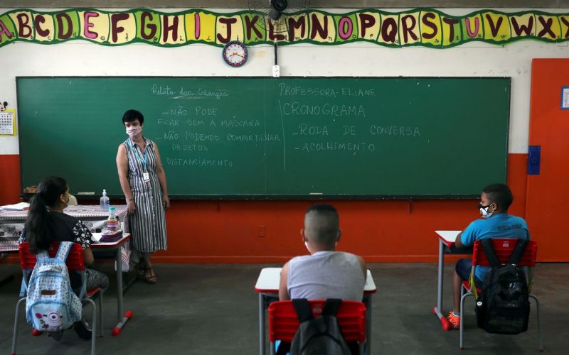 Professora Eliane Conconi conversa com alunos em sala de aula da escola Thomaz Rodrigues Alckmin, no primeiro dia de retorno das escolas do estado de São Paulo para atividades extracurriculares em meio ao surto de coronavírus (COVID-19) em São Paulo, Brasil 7 de outubro de 2020 . REUTERS / Amanda Perobelli