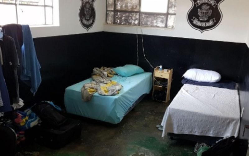 20jan2018----sala-reservada-a-dormitorio-de-policiais-civis-em-delegacia-do-interior-de-goias-1516385022978_615x300