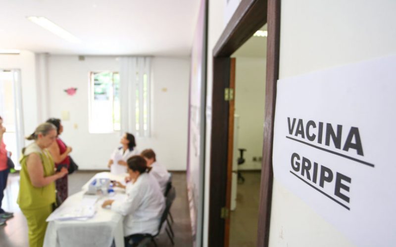 Curitiba já aplicou 210 mil doses da vacina contra a gripe em pouco menos de um mês de campanha, iniciada em 10/4. - Na imagem, o aposentado Carlos Alberto Oliveira recebe a vacina da gripe na unidade de saúde Mãe curitibana. Foto: Daniel Castellano/SMCS