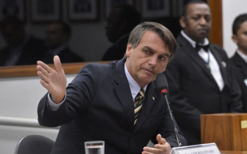 O deputado Jair Bolsonaro durante sessão do Conselho de Ética da Câmara dos Deputados que instaurou nesta terça-feira (16) processo por quebra de decoro contra o deputado 
Foto: Wilson Dias/Agência Brasil