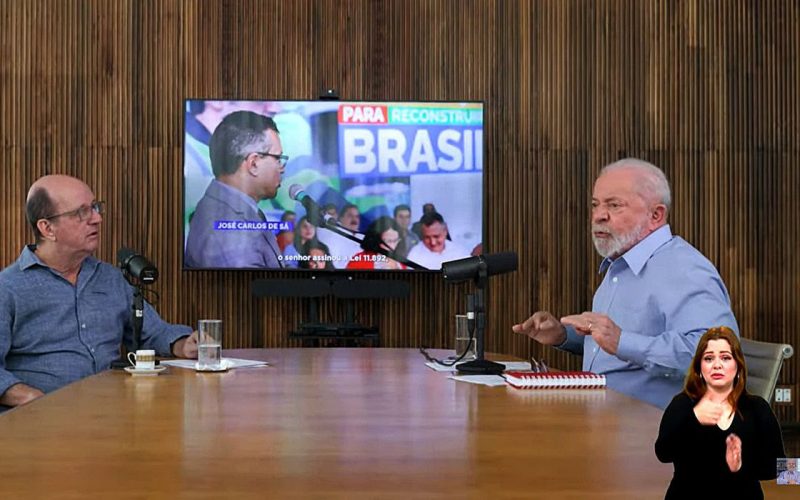 Brasília (DF) - Presidente Lula conversa com o jornalista Marcos Uchoa na estreia do programa Conversa com o Presidente. Foto: Reprodução Youtube/PR