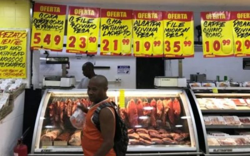 Consumidor compra carnes em um supermercado no Rio de Janeiro
REUTERS/Pilar Olivares