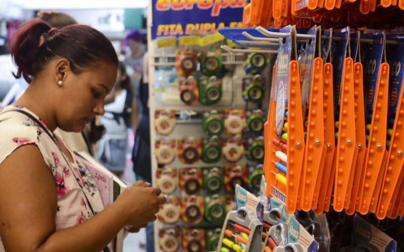 Venda a varejo de material escolar em lojas da 25 de Março, região central.