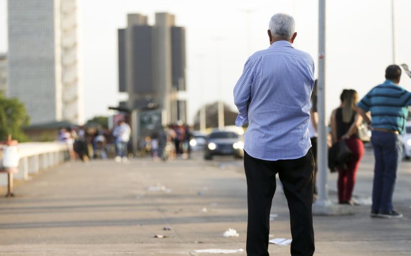 Idosos na região central de Brasília.