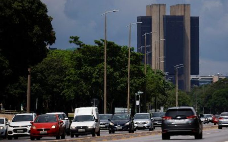 Carros passam próximo à sede do Banco Central em Brasília
17/12/2024
REUTERS/Adriano Machado