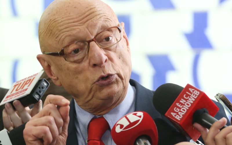 Brasília - O deputado Esperidião Amin, relator do projeto sobre renegociação das dívidas estaduais, fala à imprensa (Antonio Cruz/Agência Brasil)