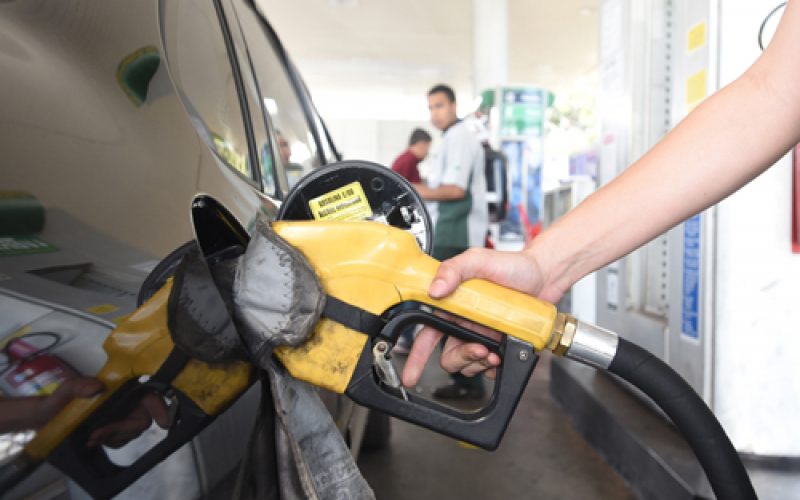 31/05/2017. Crédito: Antônio Cunha/CB/D.A. Press. Brasil. Brasília - DF. Economia do centavo. Posto de combustível em promoção no SIG.