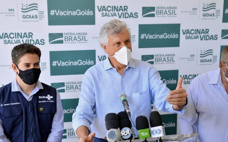 Caiado-em-coletiva-e-Ismael-Alexandrino-32200doese-Coronavac