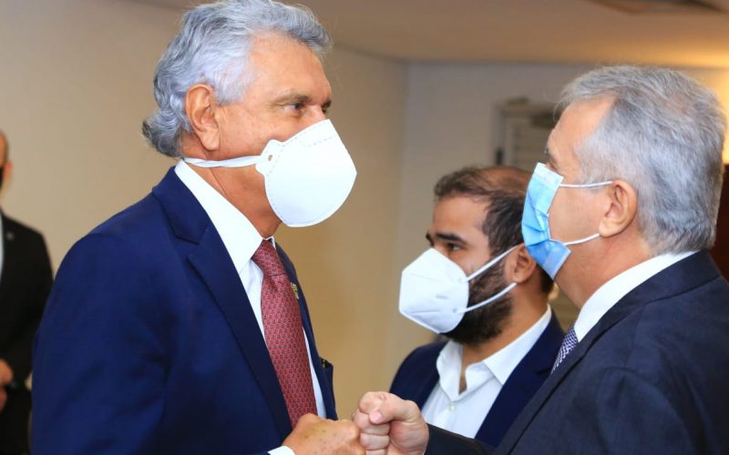 Caiano dá posse ao novo titular da SEEL Henderson Rodrigues (2)