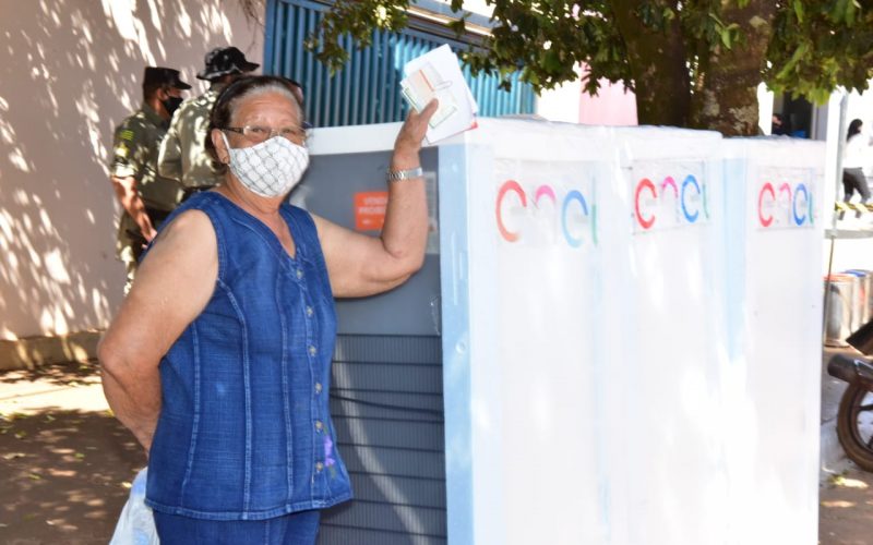 Caravana - troca de geladeiras (1)