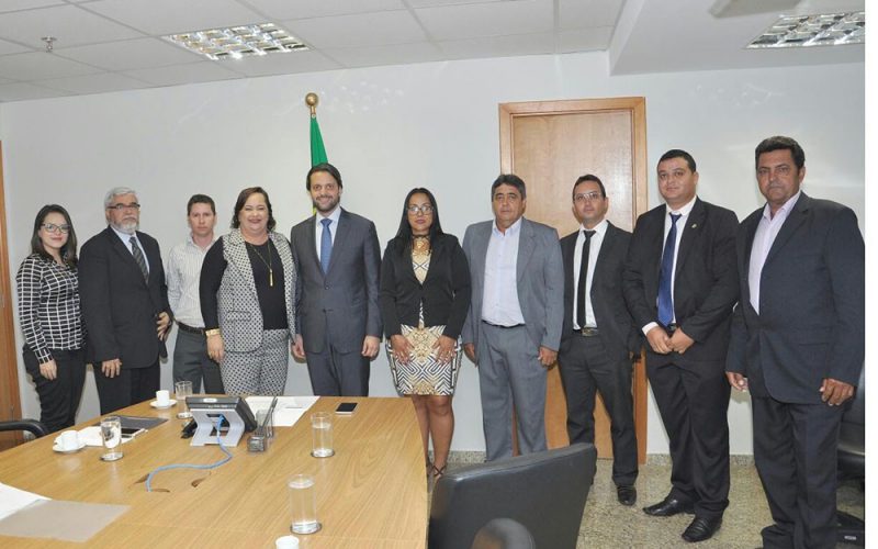 Cássia e a presidente da Câmara Municipal, Artêmia, com vereadores e o
ministro Alexandre Baldy, durante reunião de trabalho em Brasília