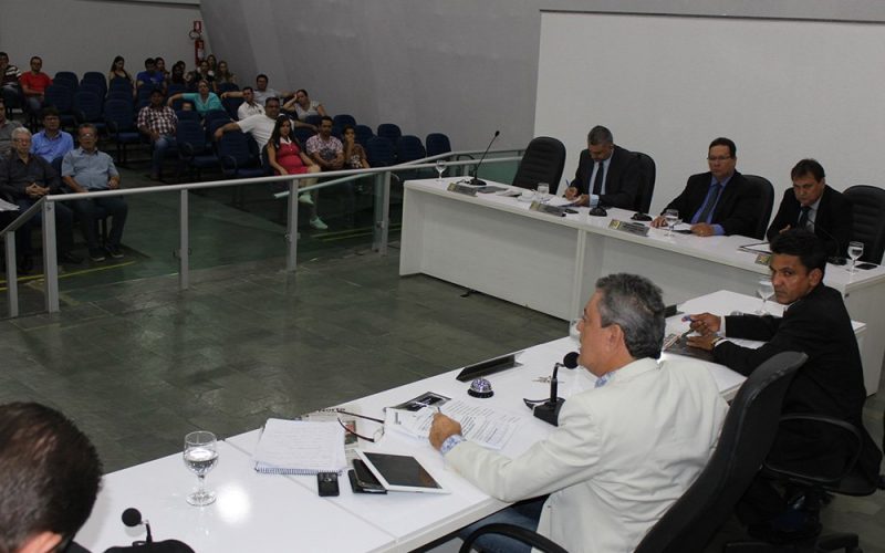 Presidente Jairo Teodoro presidindo mais uma sessão na Câmara de Ceres