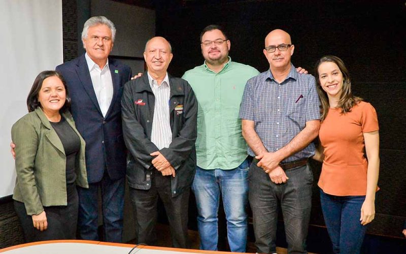 Governador Ronaldo Caiado com jornalistas após entrevista