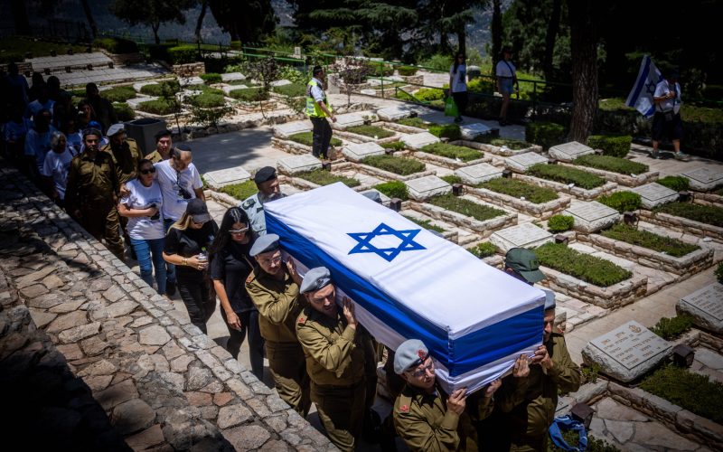 Family and friends of Israeli soldier Sgt. Maj. (res.) Eliran MIzrahi attend his funeral at the Mount Herzl Military Cemetery in Jerusalem on June 13, 2024. Mizrahi, a reservist with PTSD, took his life a few days ago. Photo by Yonatan Sindel/Flash90 *** Local Caption *** הר הרצל
לוויה
חרבות ברזל
מלחמה
הלוויה
אלירן מזרחי