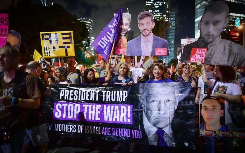 Israelis attend a protest around the Ministry of Defense in Tel Aviv, calling for an end to the war with Gaza, and the release of the remaining Israeli hostages held by Hamas captives. September 30, 2025. Photo by Avshalom Sassoni/Flash90 *** Local Caption *** מלחמה
הפגנה
חטופים