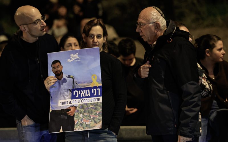 People pay their respects as a convoy carrying the body of slain hostage Ran Gvili drives near the Israeli border with the Gaza Strip, January 26, 2026. Photo by Tsafrir Abayov/Flash90 *** Local Caption *** 
חרבות
ברזל
מלחמה
שחרור
חטופים
עסקה
חזרה
רן גואילי