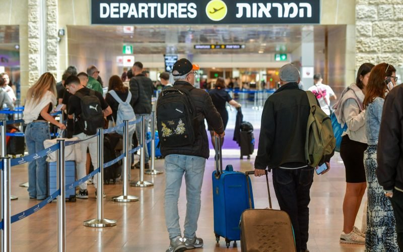 Passengers at the departure hall in the Ben Gurion International airport near Tel Aviv on April 14, 2024. Photo by Avshalom Sassoni/Flash90 *** Local Caption *** נתב''ג 
 יוצאים לחו"ל 
אל על
בן גוריון
נמל תעופה
יוצאים
עיכובים
מתקפה
אירן
