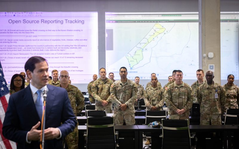 US Secretary of State Marco Rubio visit at a US military base in Kiryat Gat, on October 24, 2025. Photo by Olivier Fitoussi/POOL ***POOL PICTURE, EDITORIAL USE ONLY/NO SALES, PLEASE CREDIT THE PHOTOGRAPHER AS WRITTEN - OLIVIER FITOUSSI/POOL***
 *** Local Caption *** ישראל
מסיבת עיתונאים
ארצות הברית
ביקור
עזה
מלחמה
הפסקת אש
מרקו רוביו
מזכיר המדינה