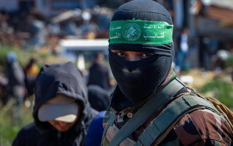 Members of the Al-Qassam Brigades, the military wing of Hamas and mourners attend the funeral of Al-Qassam fighters who were killed during the war between Israel and Hamas in the Al-Shati camp, in Gaza City, February 28, 2025. Photo by Khalil Kahlout/Flash90 *** Local Caption *** מלחמה
חרבות
ברזל
הפסקת
אש
הלוויה
חמאס
חמושים