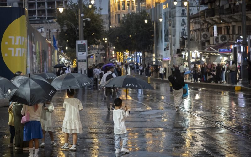 People walk in heavy rain along Jaffa Street in Jerusalem during Israel’s general election day, October 27, 2026. Photo by Chaim Goldberg/Flash90 *** Local Caption *** ירושלים
רחוב יפו
גשם
גשם שוטף
מזג אוויר
סערה
חורף
אנשים
הולכי רגל
יום הבחירות
בחירות כלליות
בחירות 2026
ישראל