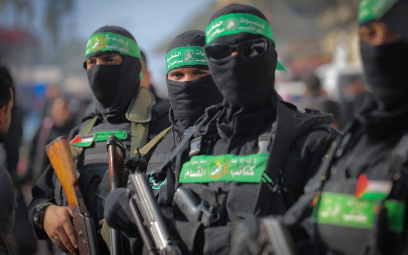 Members of the Hamas' Al-Qassam brigades attend the funeral of Hamas military council member Ghazi Abu Tamaa, in Al-Hajj Musa Mosque in Khan Yunis, In Deir al-Balah, central Gaza Strip, February 4, 2025. Photo by Ali Hassan/Flash90 *** Local Caption *** מלחמה
חרבות
ברזל
הפסקת
אש
הלוויה
חמאס
חמושים
