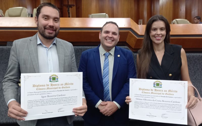 O Diretor-geral do IGOPE Igor Bezerra e a vice-diretora Oslane Bezerra recebem Diploma de Honra ao Mérito do vereador Dr. Gustavo Gomides
