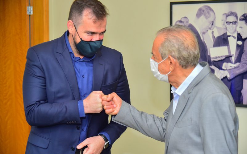 PREFEITO-VISITA-O-LIDER-IRIS-REZENDE-EM-SEU-ESCRITORIO-FOTO-RODRIGO-ESTRELA-30-SITE