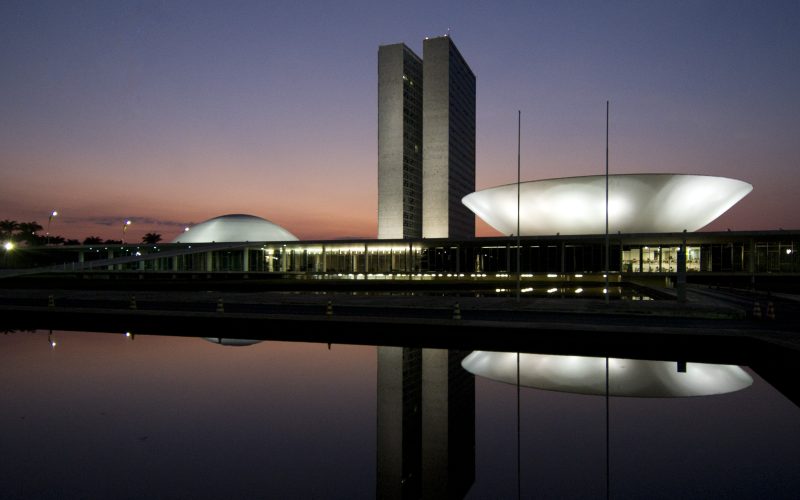 BIE - Banco de imagens externas - Amanhecer no Congresso Nacional. 

O Congresso Nacional é o órgão constitucional que exerce, no âmbito federal, as funções do Poder Legislativo, quais sejam, elaborar/aprovar leis e fiscalizar o Estado Brasileiro (suas duas funções típicas), bem como administrar e julgar (funções atípicas). O Congresso Nacional é bicameral, sendo composto por duas Casas: o Senado Federal, integrado por 81 senadores, que representam as 27 unidades federativas (26 estados e o Distrito Federal), e a Câmara dos Deputados, integrada por 513 deputados federais, que representam o povo. 

Foto: Pedro França/Agência Senado