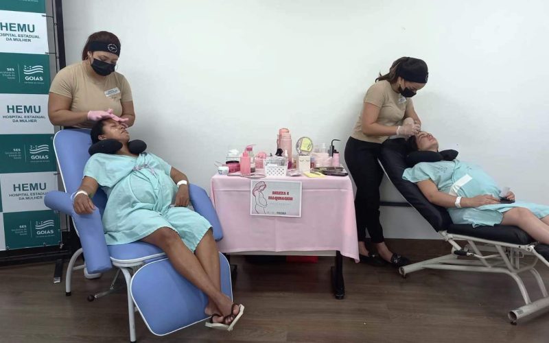 Serviços na área de beleza são oferecidos as participantes da Feira da Gestante do Hemu