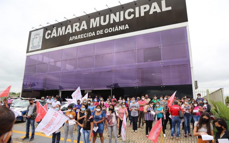 Servidores da saúde protestaram em frente à Câmara