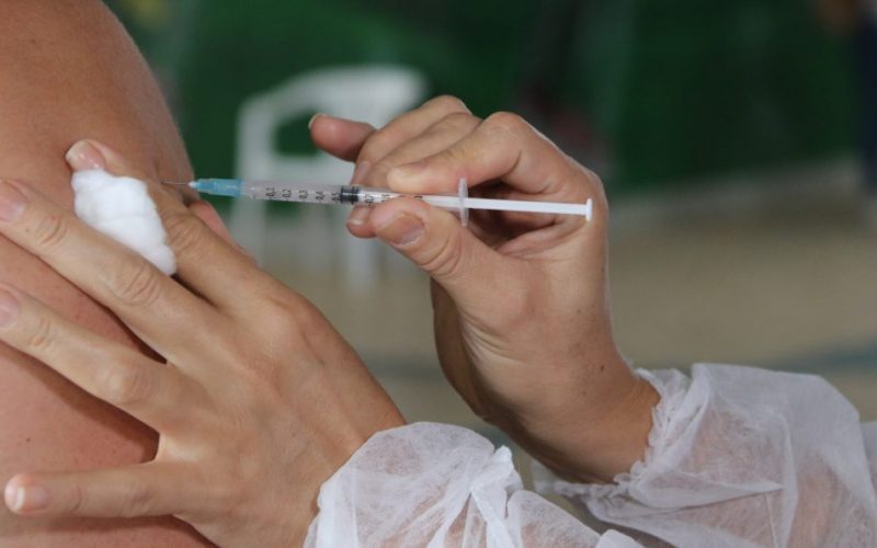 VACINACAO-COVID.-PROFISSIONAIS-DA-SAUDE.-10-03-21.-FOTO.-RONI-CARVALHO-23-scaled-e1615502228941-1024x595