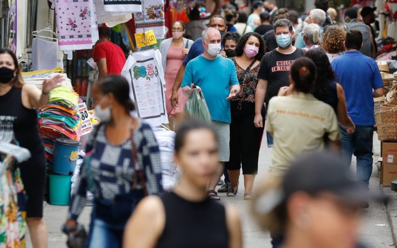 Movimentação de pessoas no centro da cidade no primeiro dia de flexibilização do uso de máscaras ao ar livre no Estado do Rio de Janeiro.