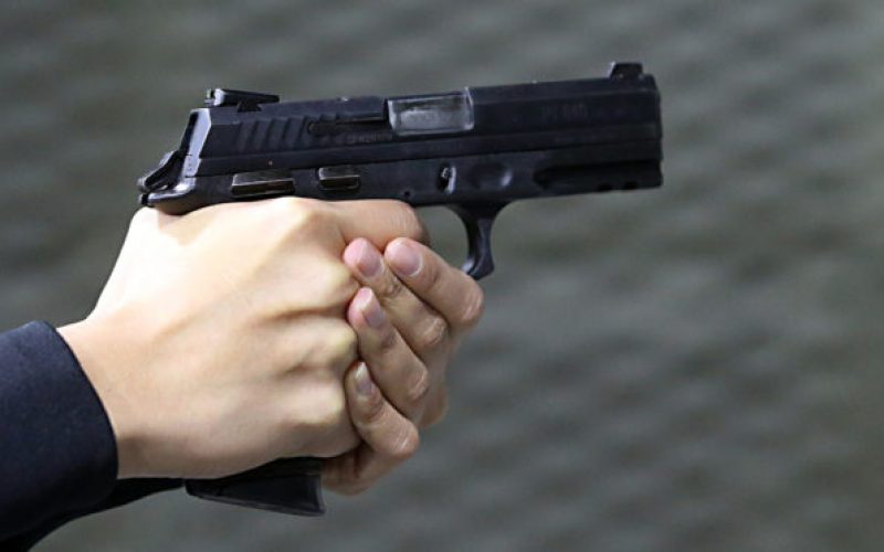 Curso da polícia civil do Paraná para jornalistas que trabalham em coberturas de risco - aula no estande de tiro da escola de polícia civil delegado Luis fernando Artigas - tiros com pistola - escopeta - arma de choque Taser - pistola com descarga elétrica - Policiais do COPE fazendo demonstração de armas usadas nas operações especiais - granadas de efeito moral - gás de pimenta - gás lacrimogênio - lançadores de granadas - escopeta calibre 12 - algemas - abordagem de suspeitos -